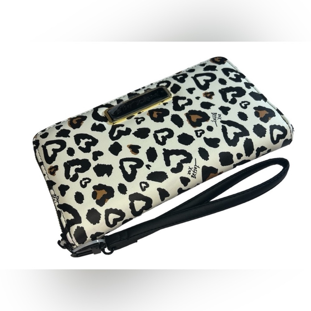 Betsey Johnson Leopard Heart Print Large
Zip Around Wallet Wristlet NWOT